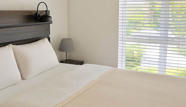 Charming Oldtown Pasadena 1-bedroom apartment with pool/fitness center
