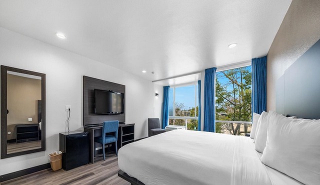 1 King Bed|Nsmk| Micfridge