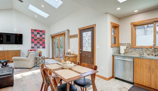Alameda Studio w/Patio: 3 Mi to Oakland Coliseum!