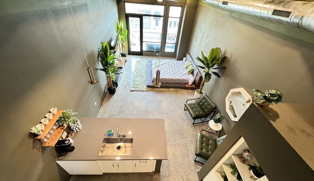 Studio Loft in Heart of OC w/75" 4K TV, Gym, AC
