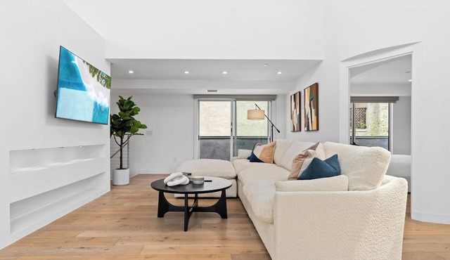 The Diamond Dune' Luxury Santa Monica Home Walk to Beach 4BR Parking 2 Balconies