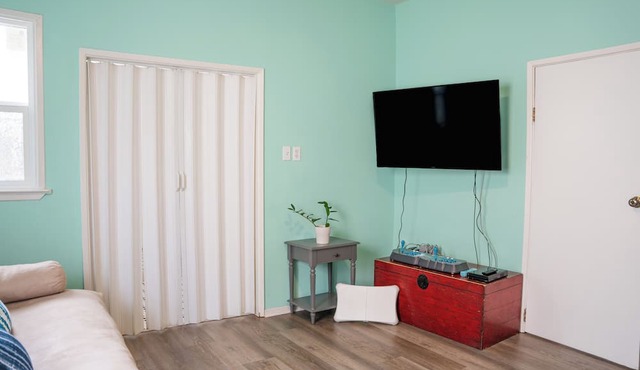 Modern DT LB Retreat Near Beach & Fun