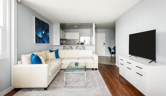 2-bedroom apartment in wonderful Redondo Beach with WiFi, pool, jacuzzi, gym,