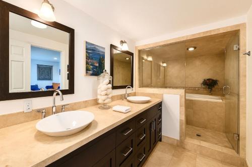 Hollywood Hills Spa Retreat Oasis with Tree Top Views, Private Jacuzzi Style Tub, Steam Room, Magical Half Acre Acre Garden and Patio, Free Parking for 2 cars, in LA's most Serene, Central Desirable Area